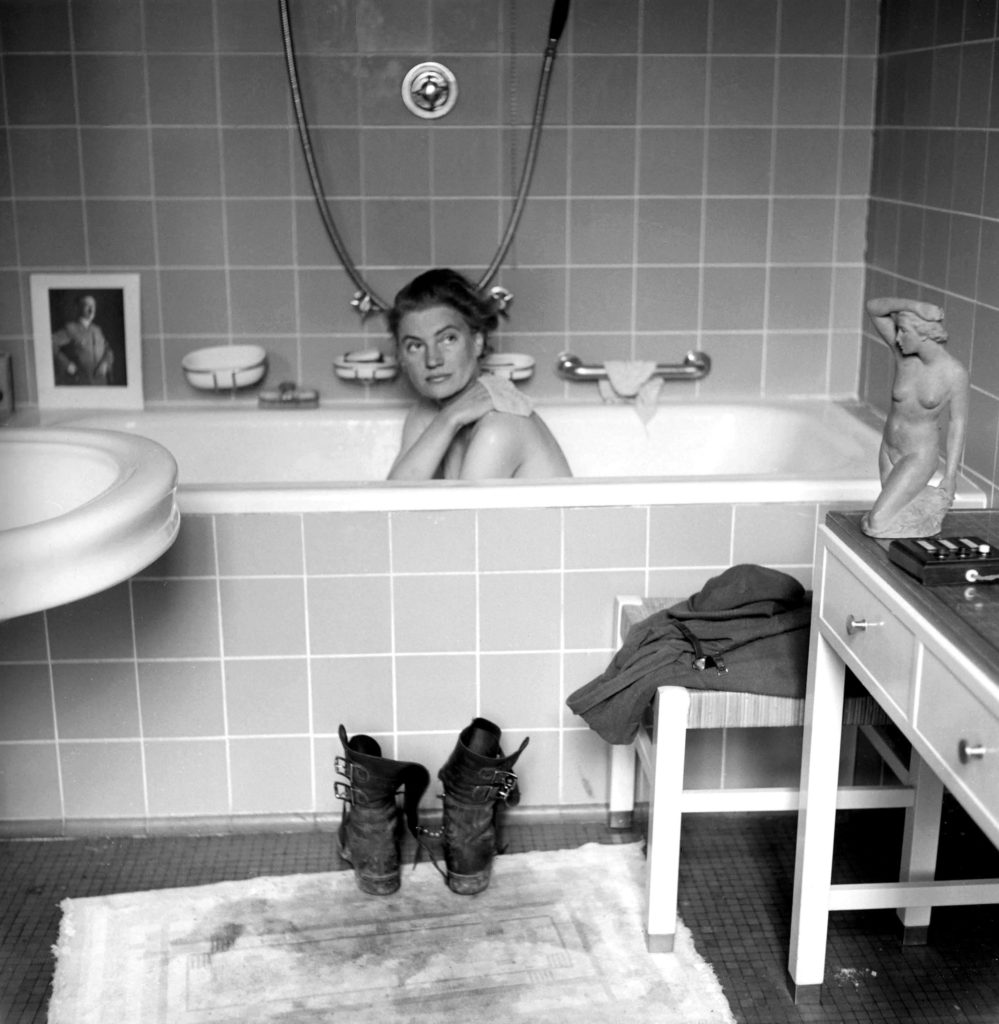 Lee Miller nella vasca di Hitler (David Scherman, 1945)